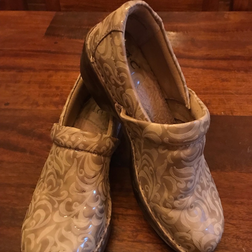 Born B.O.C. Clogs - beige patent - size 8.5